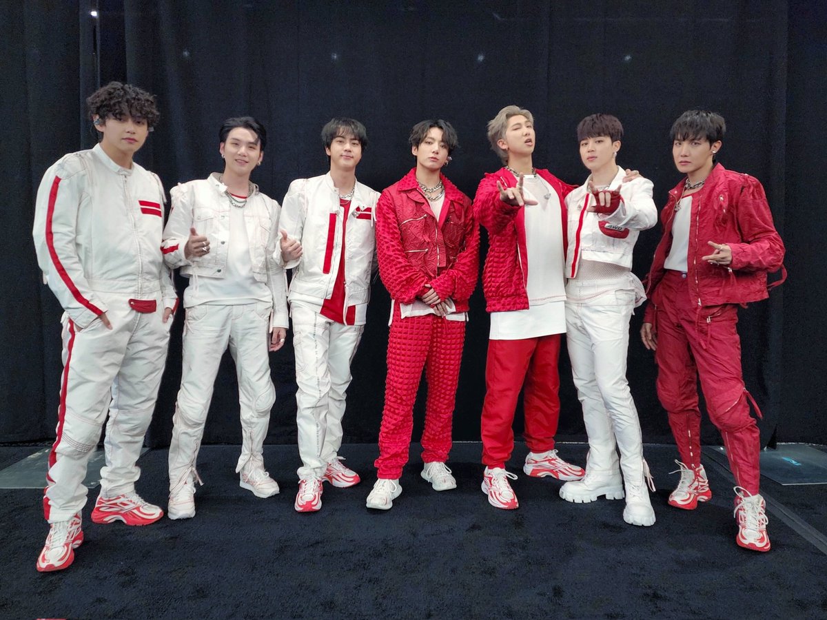 Taaeehyunggg's tweet photo. HAPPY ANNIVERSARY BTS 💜
#9YearsWithBTS
#BTSBestFriendsOfMyLife
#TheBestHasYetToCome https://t.co/VHIRllxuhS