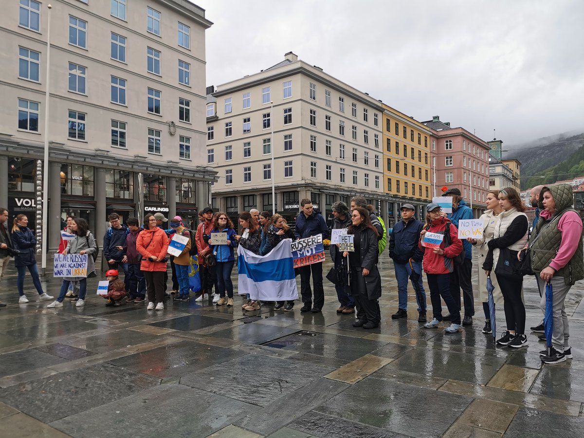 WattiAli's tweet photo. Viktig markering som har blitt hold i dag i flere land, I Norge er det i 4 byer, her viser russere som møter opp at de er mot krigen i Ukraina.
Bergen https://t.co/Fg6tcDEdDM
