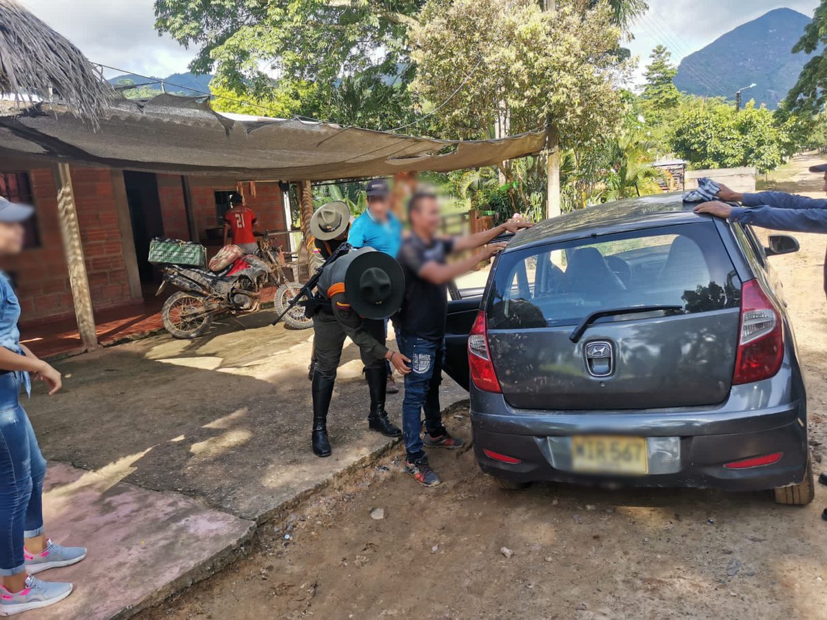 PoliciaBmanga's tweet photo. Las acciones para garantizar la #SeguridadYConvivencia son permanentes.
Realizamos planes de registro, control y verificación de antecedentes en la vereda Uribe Uribe de #LebrijaMásSegura.
#PlanesExpress #ImplacablesContraElDelito https://t.co/ue6ETRXCfF