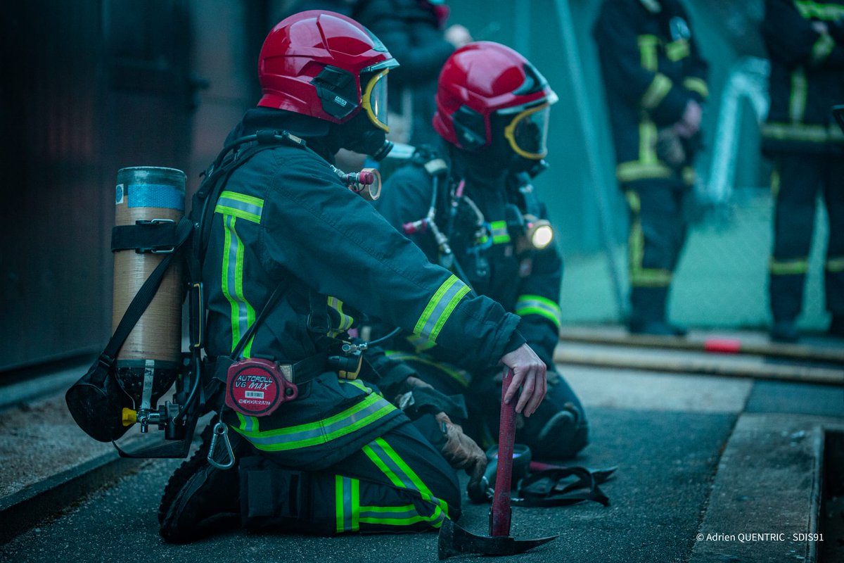 sdis91's tweet photo. Dans le cadre du grave accident qui a touché hier à Vitrolles le ltn Berthet, SPV et SPP durant + de 25 ans au #Sdis91, le PCASDIS, Guy Cronier, et le dir. dép., le col. HC Patrick Vailli, transmettent leur soutien à sa famille et à ses collègues du @Pompiers_13.
📷 AQ © Sdis91 https://t.co/0i9lrTJw5U