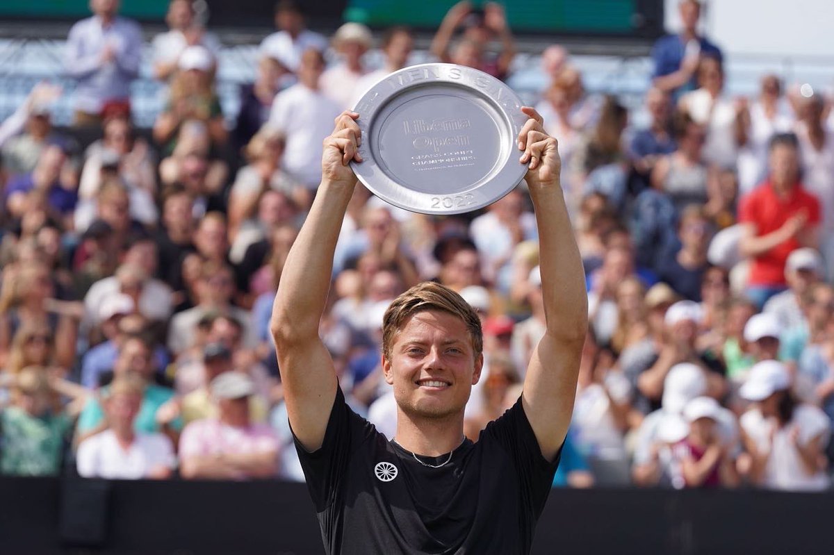 KNLTB's tweet photo. WAT EEN PRESTATIE! 💚

Tim van Rijthoven wint Libéma Open 2022. In de finale verslaat hij nummer 2 van de wereld Daniil Medvedev met 6-4 6-1. 🏆

Van Rijthoven stijgt van plek 205 naar een plek bij de beste 110 op de wereldranglijst. 🔥

Gefeliciteerd, Tim! 🙌🏻 https://t.co/ZJBMgelpYr