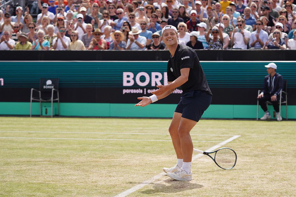 KNLTB's tweet photo. WAT EEN PRESTATIE! 💚

Tim van Rijthoven wint Libéma Open 2022. In de finale verslaat hij nummer 2 van de wereld Daniil Medvedev met 6-4 6-1. 🏆

Van Rijthoven stijgt van plek 205 naar een plek bij de beste 110 op de wereldranglijst. 🔥

Gefeliciteerd, Tim! 🙌🏻 https://t.co/ZJBMgelpYr