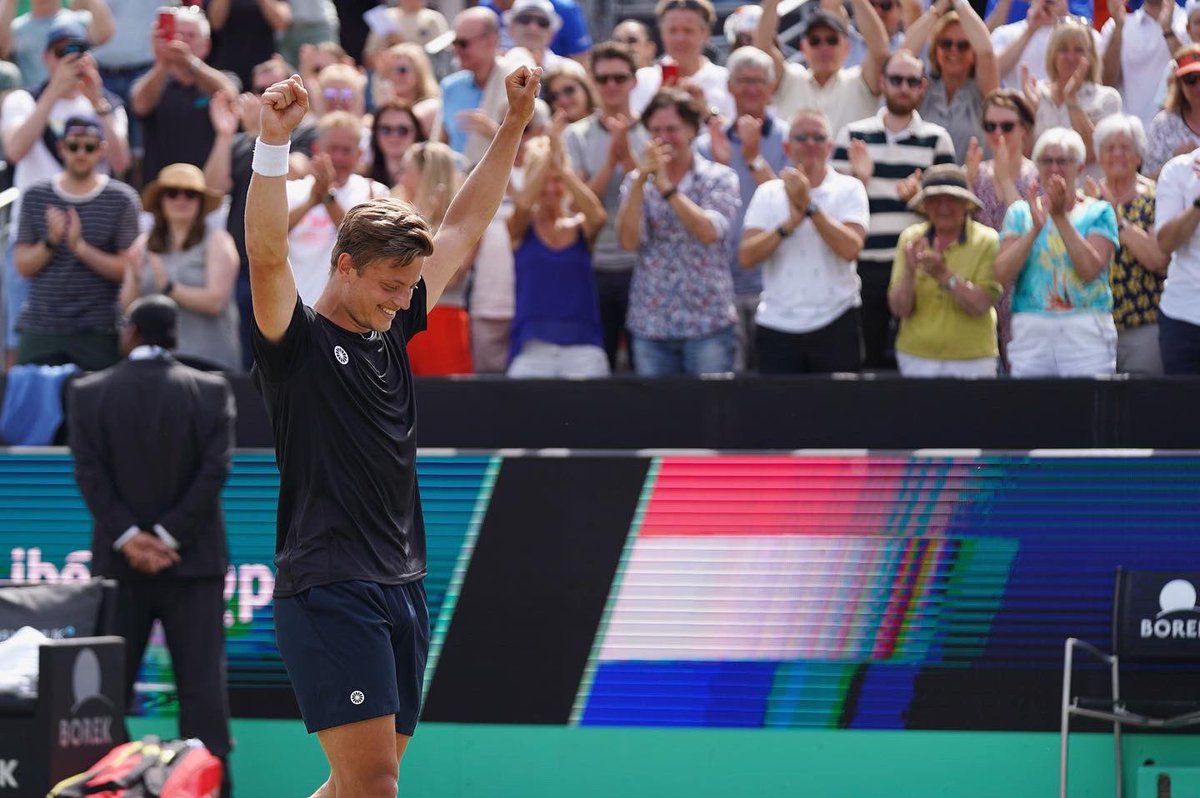KNLTB's tweet photo. WAT EEN PRESTATIE! 💚

Tim van Rijthoven wint Libéma Open 2022. In de finale verslaat hij nummer 2 van de wereld Daniil Medvedev met 6-4 6-1. 🏆

Van Rijthoven stijgt van plek 205 naar een plek bij de beste 110 op de wereldranglijst. 🔥

Gefeliciteerd, Tim! 🙌🏻 https://t.co/ZJBMgelpYr