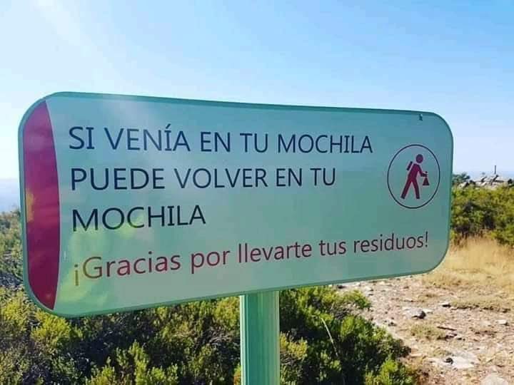 Aunque sea la educación del ciudadano la encargada de que nos encontremos con nuestras playas y senderos limpios, convendría poner este cartel de recuerdo por esas zonas: