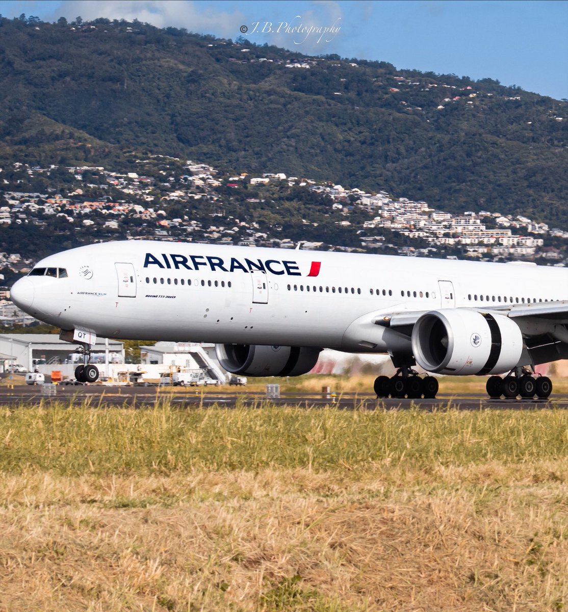 Av1ation__'s tweet photo. #FGSQT @airfrance #boeing777 on landing in #Réunionisland 🇷🇪✈️ after 10:50 of flight from #Paris Orly https://t.co/x7TZeN1NMq