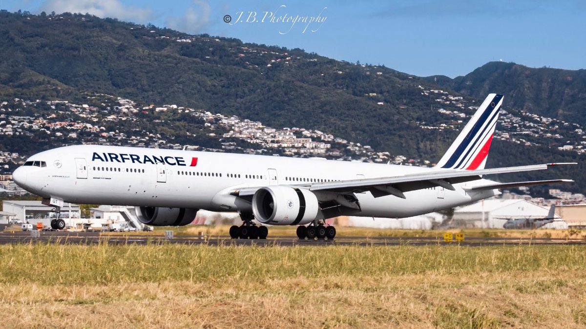 Av1ation__'s tweet photo. #FGSQT @airfrance #boeing777 on landing in #Réunionisland 🇷🇪✈️ after 10:50 of flight from #Paris Orly https://t.co/x7TZeN1NMq