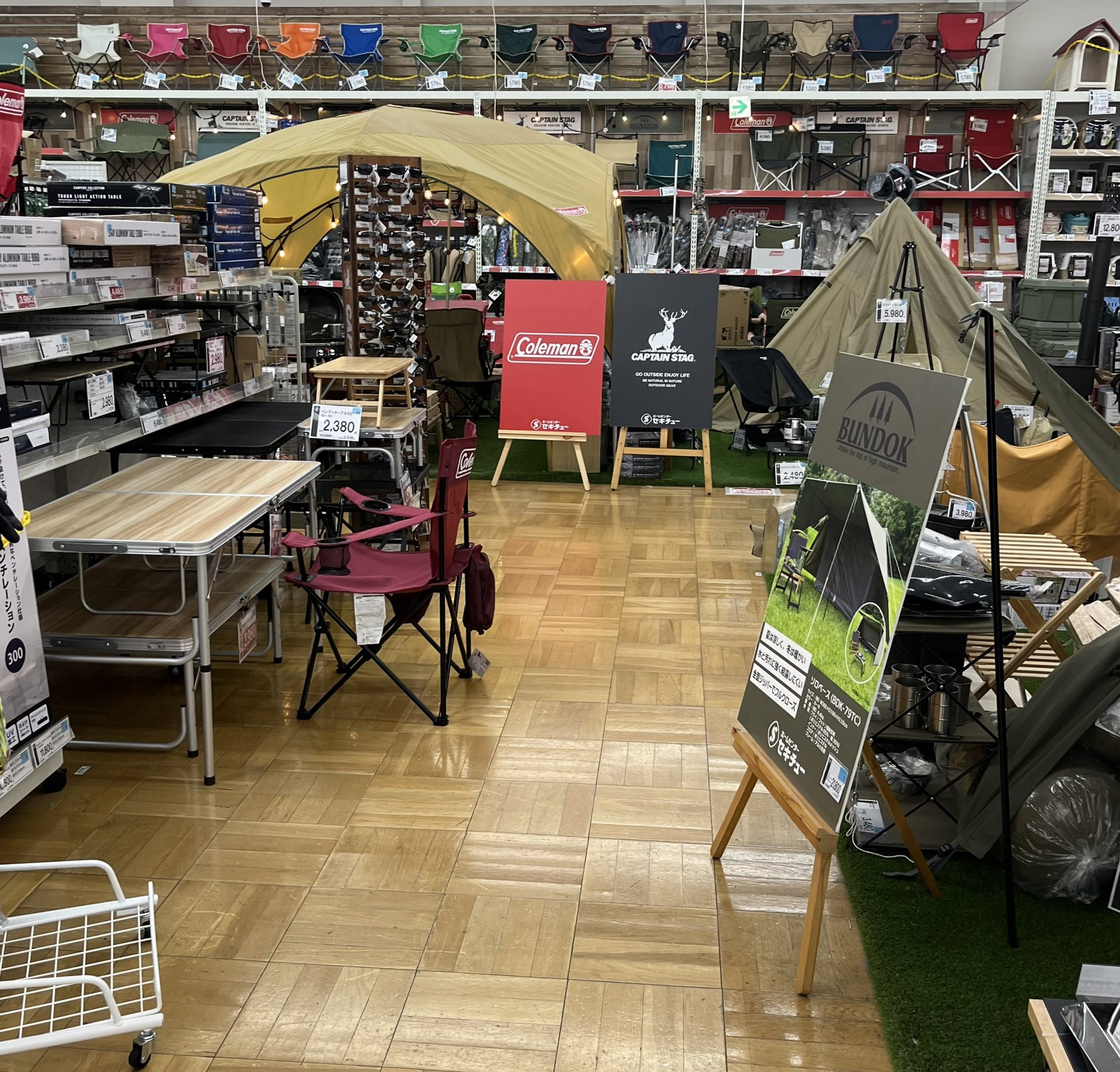 ニガヨモギ商店 セキチュー 川越南古谷店 かなりキャンプ用品が 充実したホームセンター 鹿番長 コールマンが中心ですが ゴールゼロとかミニマライト Sotoのバーナーとかも 近くあればなぁ キャンプギア ゴールゼロ セキチュー ホームセンター