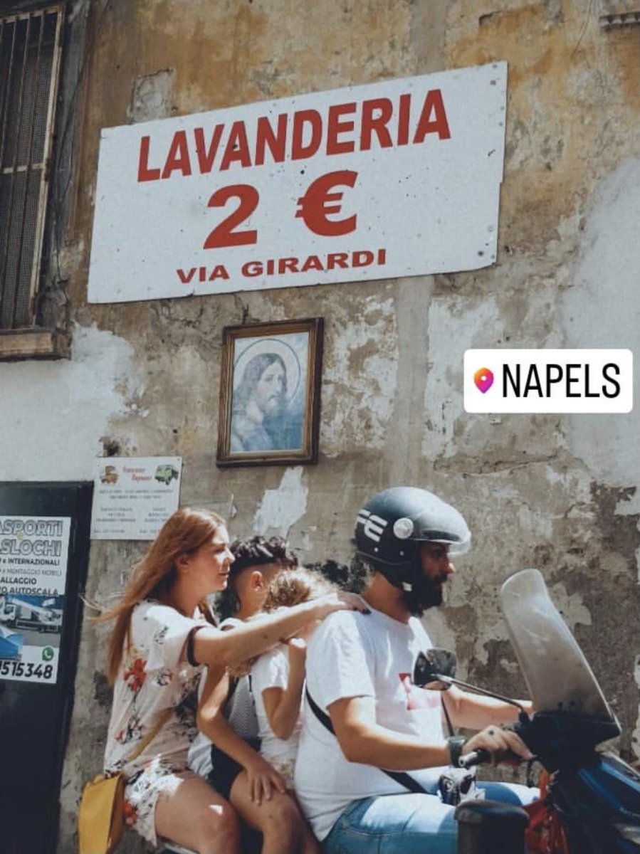 Dag 1: vandaag ontdekten we Napoli voor de eerste keer, en we werden meteen verliefd. Dit Napolitaans gezinnetje vertelde ons over het belang van familiemomenten in de Italiaanse keuken. 🛵 #ODG2022Napoli