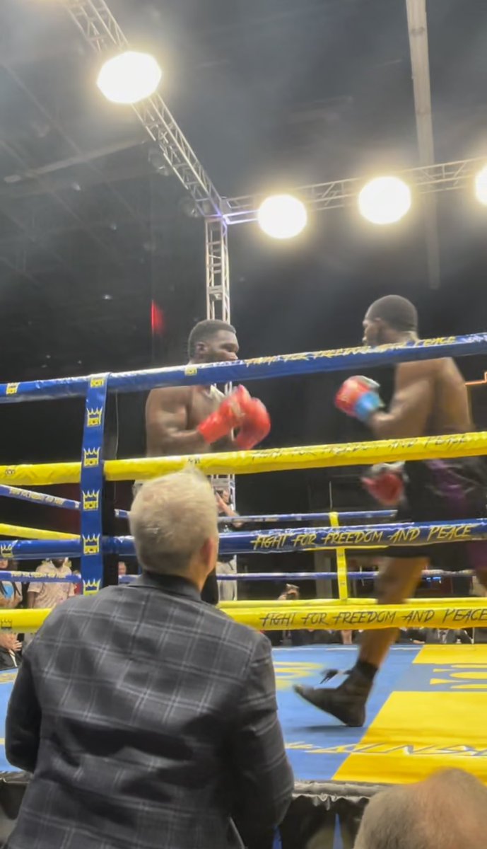 DinaBOnAir's tweet photo. DK & my dad at it again. A peek at what a typical weekend looked like for me growing up. π₯ #aboutlastnight #fightnight #boxing #raisedonit #whereicomefrom #onlyinamerica #DonKing #DKproductions https://t.co/5De5VjXDDF