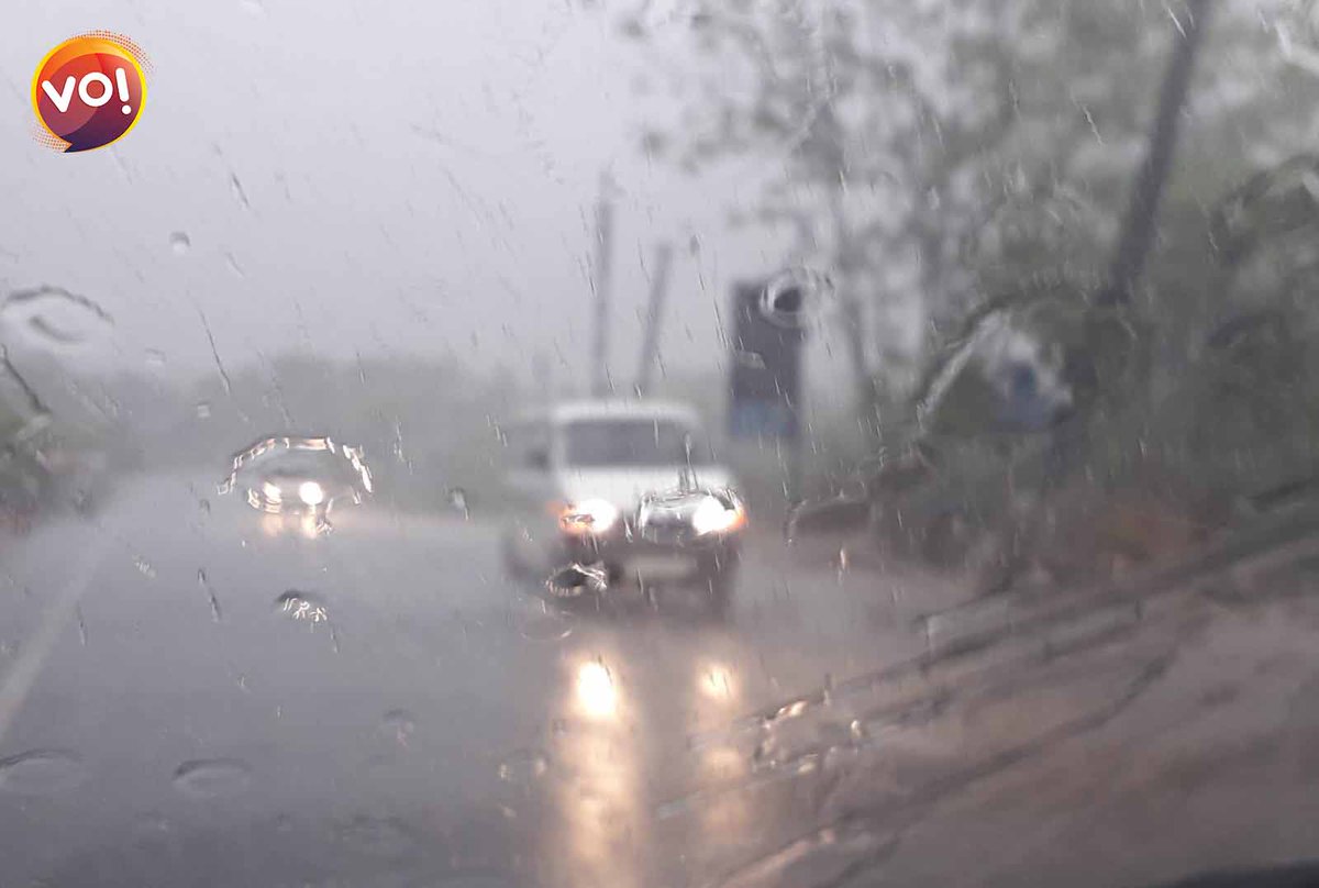 vibesofindia_'s tweet photo. WELCOME MONSOON..First rain lashes Dharampur taluka region of Valsad district , South Gujarat on Sunday evening.

@Indiametdept #Gujarat #Monsoon2022 #WeatherUpdate #VibesOfIndia 

Photo Credit : 
@Hanifsindhi20 https://t.co/WBKw2tuVm6