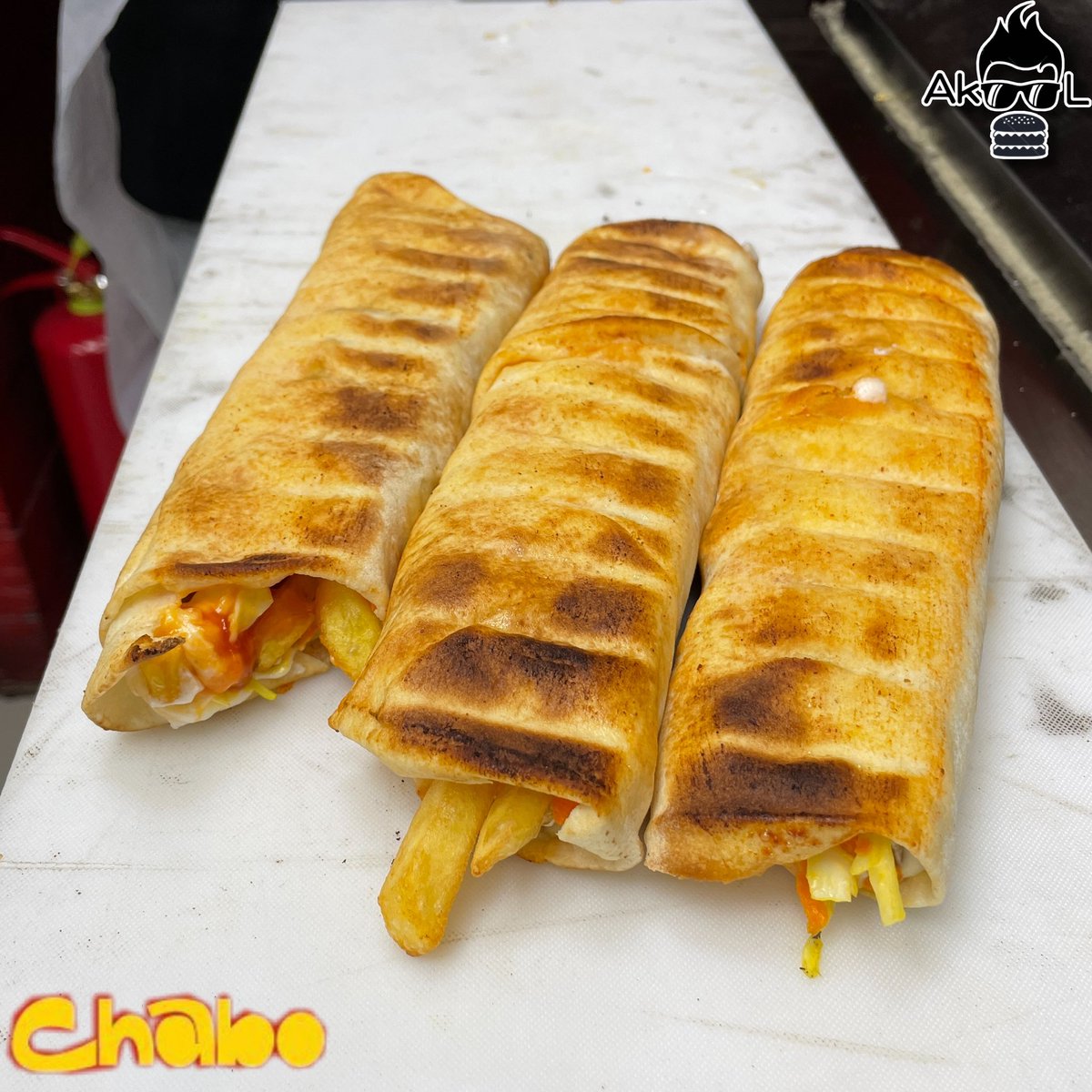 مر عليك ساندويش دجاج على الفحم؟
مطعم جديد <a href="/Chabo_sa/">Chabo</a> حي الصحافةيقدمة
"يشوون الدجاج بعدها يفصلون العظم والجلد وفي خبز مفرود مع🧄وصوص ويتقمر على الفحم
-ثلاث انواع/
-شابو١٨/بصوصهم الخاص عجبني وحبيت قرمشه الخبز
-دجاج حراق١٨/اذا تحب ال🌶
-بطاطس مع كولسلو١١/
-دجاج على الفحم الحراق👌🏾