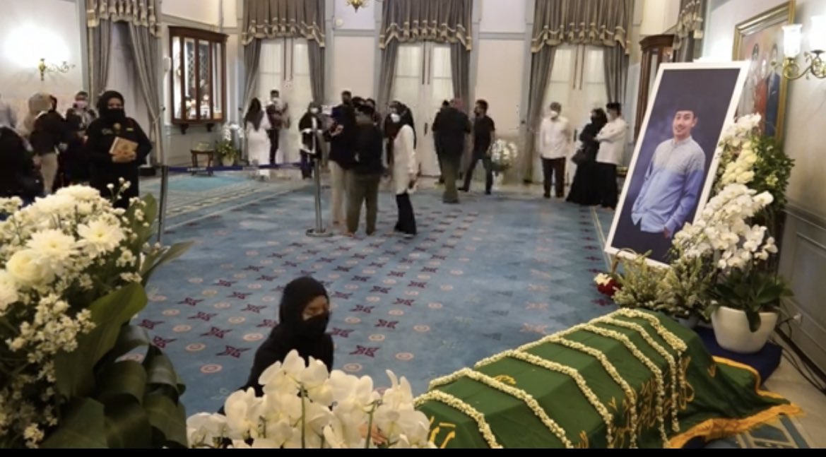 prodgeniusmin's tweet photo. Ini yang lagi ngomong sama peti jenazahnya kang eril, pacarnya kan? nabila ishma ? Pas liat itu dia kayak lagi ngomong gitu curhat 😭 https://t.co/2IuFX6Nh0Y