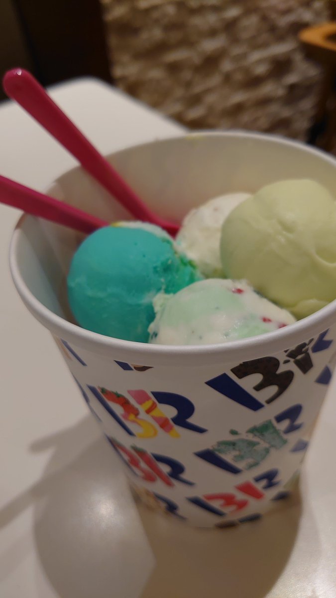 HageCiLacaSino's tweet photo. トリプルポップのサイズ‥
だけど10個😳💞
#POP10 #31ice #baskinrobbins
#サンセットサーフィン https://t.co/VM2ZuMCnTT