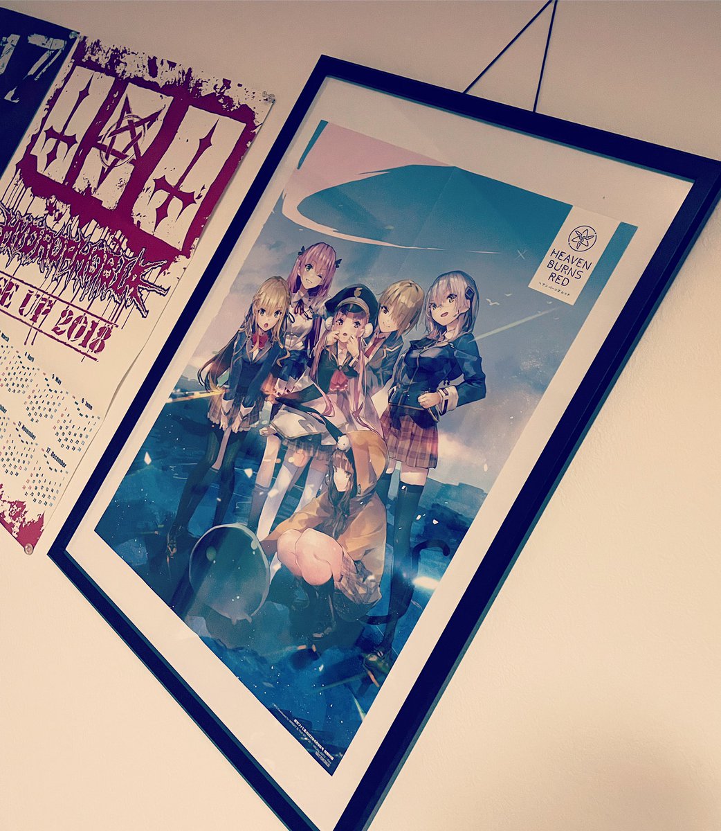 ヘブバンガチオタ勢なのでファミ通の付録をしっかり額縁に入れる。