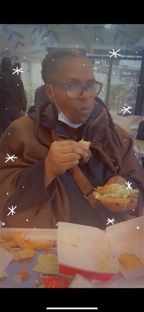 Je vous laisse les photos en tout cas c’est une des photos les plus récentes avec les descriptions, j’ai déjà appelé les hôpitaux près de chez nous mais ils ne l’ont pas vue. Si jamais vous la voyez contacter moi sur Twitter ou appeler le commissariat du 13e merci 🙏🏾