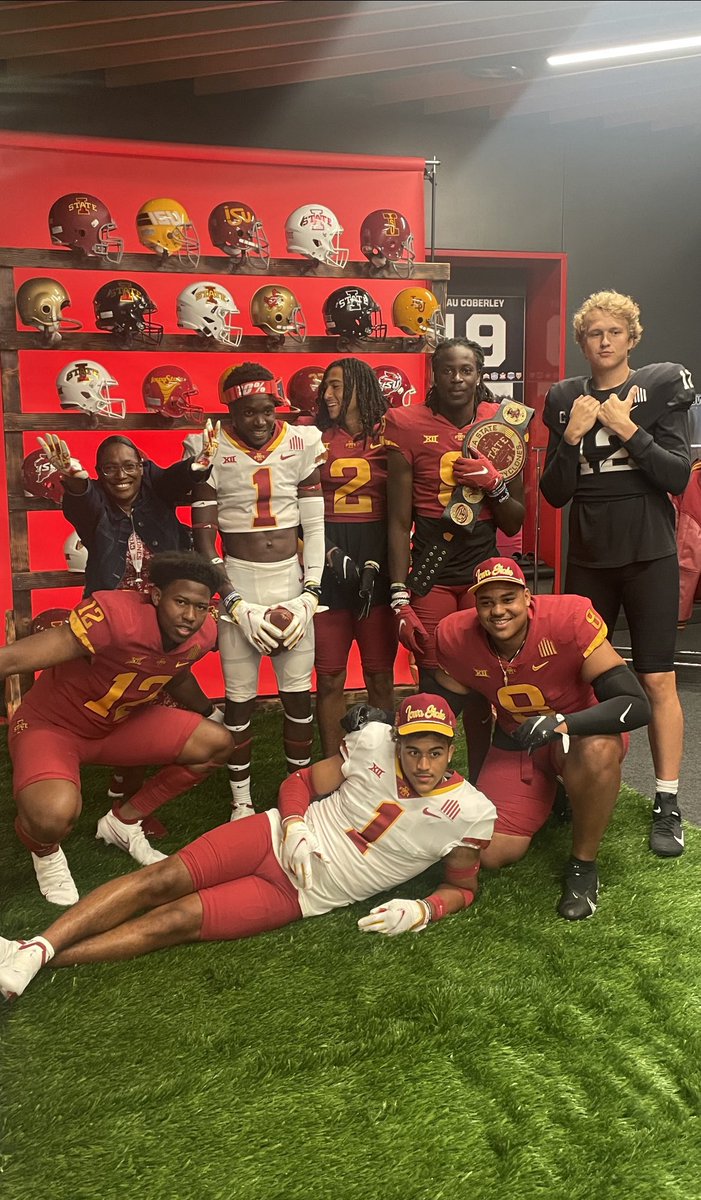 CoachBroomfield's tweet photo. @MichaelParkes_1 proud of you! You had a dream and worked to make it a reality! At #Bayside we don’t chase Offers we chase commitments! #ALLIN #TELLMEITSREAL #BallersAtBayside https://t.co/ieVKQzGt1c