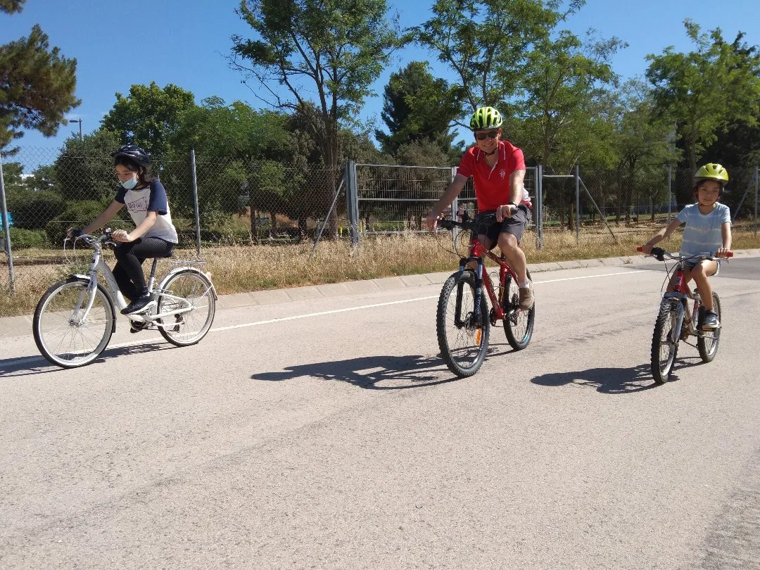CC_SJD's tweet photo. Ha estat un gust retrobar-nos amb les famílies d'@AprenemAutisme per compartir una estona de bicicleta, fer intercanvi de reconeixements, amb alguns presents i poder gaudir d'un refrigeri final, tot conversant distesament.
#AprenemBici #AccioSocialCCSJD #PolitiquesSocialsSJD https://t.co/kkRyfExCNi