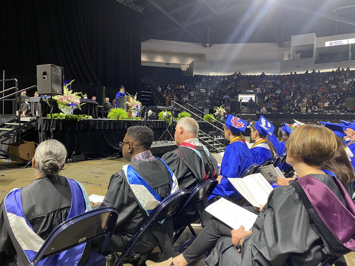 FWPS210's tweet photo. Congratulations, FWHS Class of 2022! @federalwayhigh #Classof2022 #EagleGrad https://t.co/yVm0IUNRff
