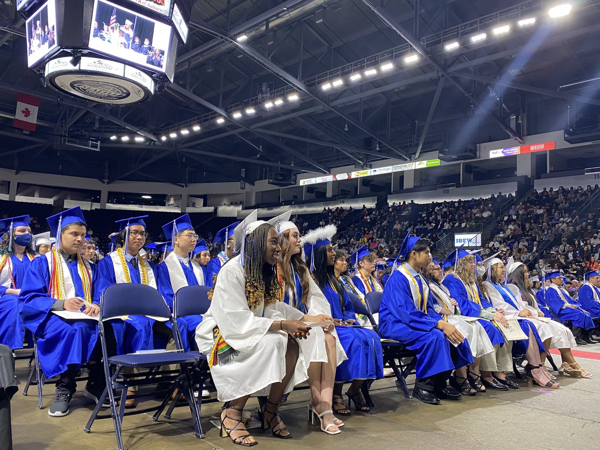FWPS210's tweet photo. Congratulations, FWHS Class of 2022! @federalwayhigh #Classof2022 #EagleGrad https://t.co/yVm0IUNRff