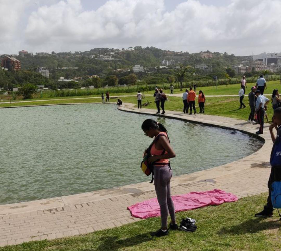 DelmiroDeBarrio's tweet photo. #13Jun #Caracas 

#Ahora Equipos de rescate se dirigen a la laguna artificial de La Carlota que comunica con el Parque del Este, según reporte ciudadano un joven habría fallecido por inmersión en el lugar. 

Fotos: RRSS https://t.co/fiPpBgNS0R