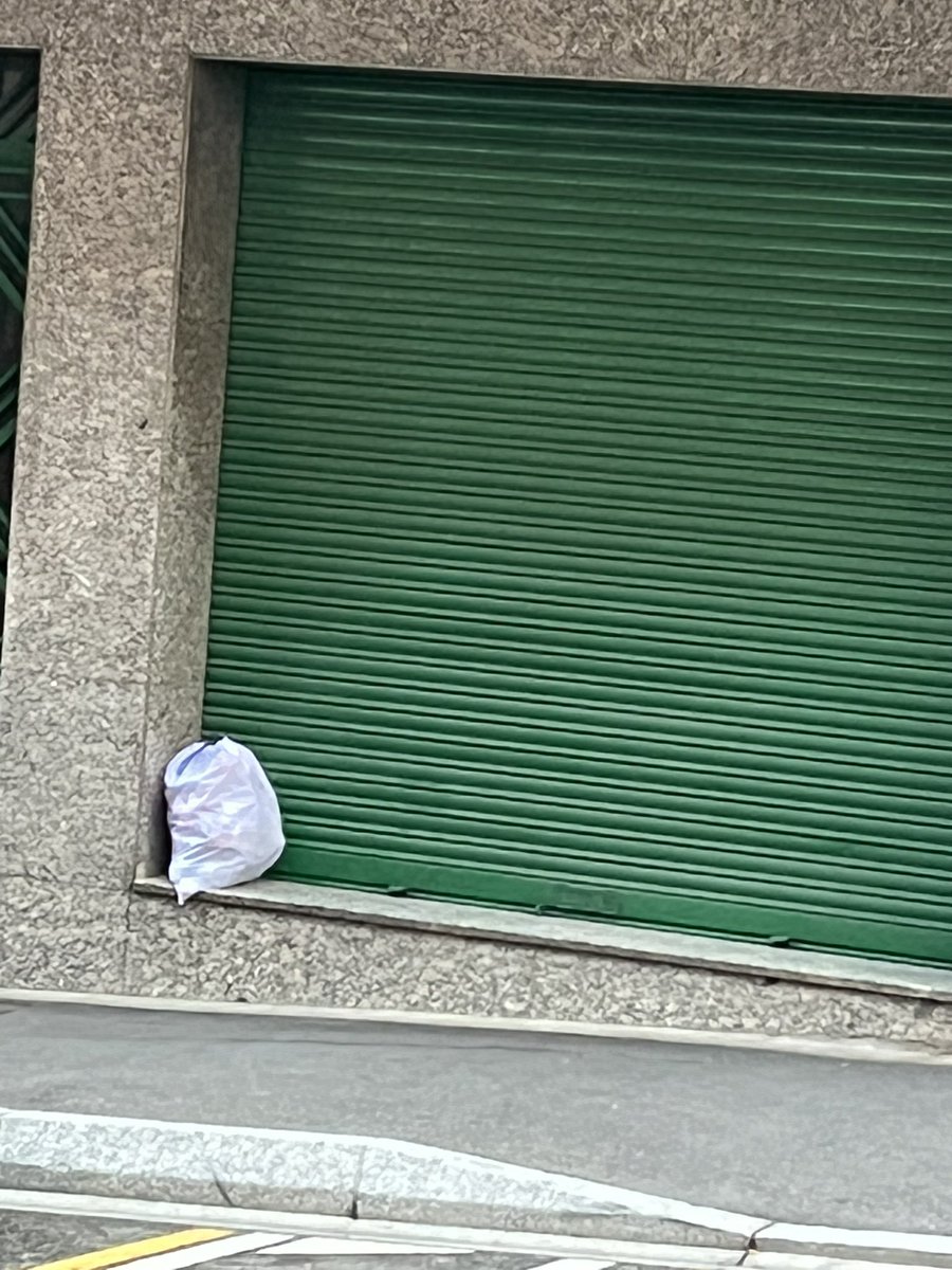 _JoanRibera's tweet photo. @comuee Aquesta setmana parlaveu de dignificar l’av. Fiter i Rossell treient el Panell de @Mobilitat_AND, però també hi ha altres coses importants, com podria ser obligar als edificis a posar contenidors. Imatges d’avui a les 21:00, el barri sembla un abocador… https://t.co/L9DEKvlLcL