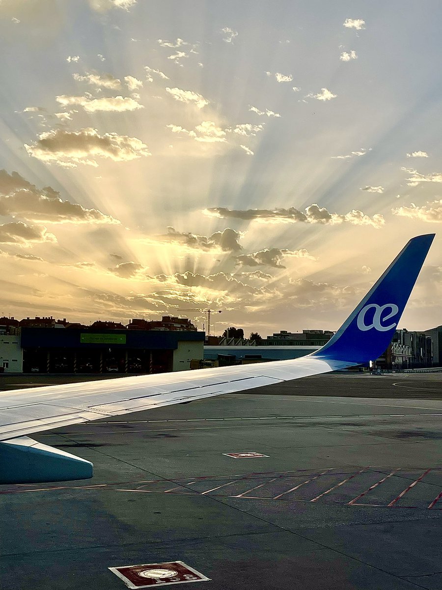 uxb206's tweet photo. Welcome to Madrid @AirEuropa #boing737 #UX9165 33° https://t.co/7sjHAyeqE2