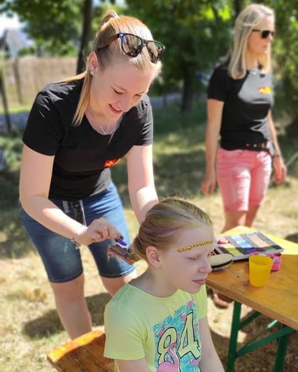 AsbTorgau's tweet photo. Du hast die Haare schön. Oder in dem Fall bunt von Kreide. Den Kleinen hat‘s gefallen am @stadtstrand in Torgau zur #kinderparty https://t.co/vZCD3ujKvz