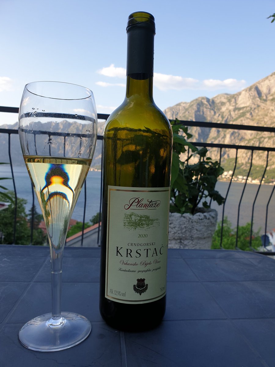 Een mooie #krstač wijn uit #Montenegro op ons terras met prachtig uitzicht op #Kotor