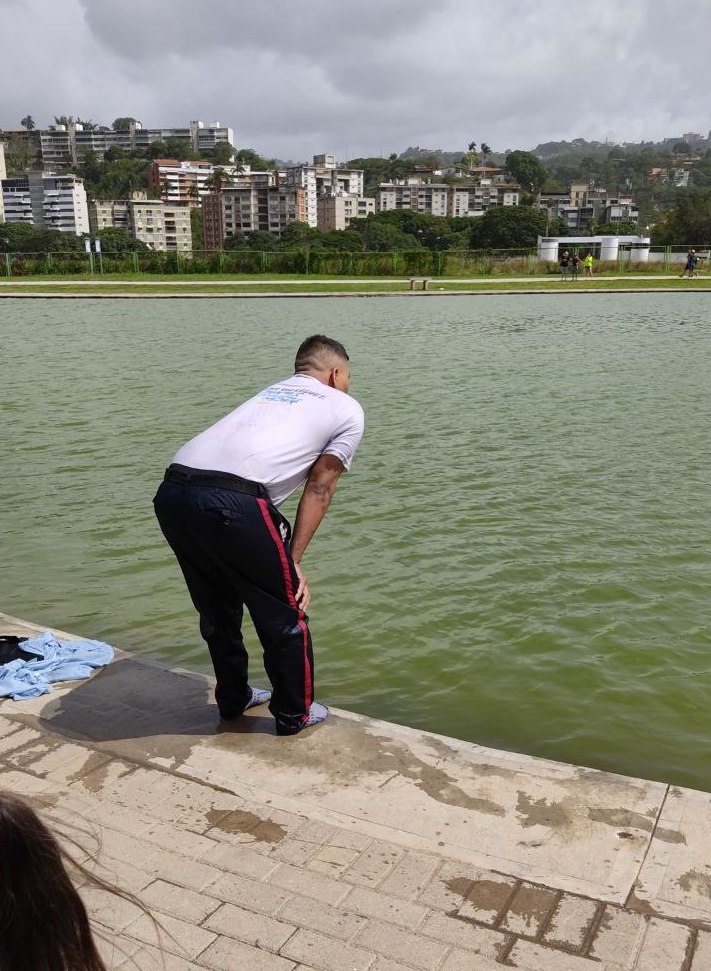 DelmiroDeBarrio's tweet photo. #13Jun #Caracas 

#Ahora Equipos de rescate se dirigen a la laguna artificial de La Carlota que comunica con el Parque del Este, según reporte ciudadano un joven habría fallecido por inmersión en el lugar. 

Fotos: RRSS https://t.co/fiPpBgNS0R