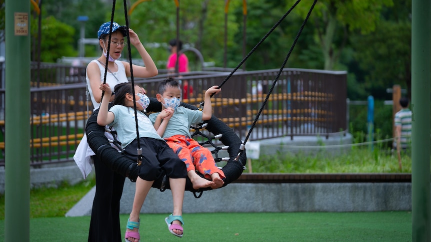 #children #family Taiwan is racing to fix its plummeting fertility rate, but experts say the problem may be embedded in cultural and economic life - ABC News abc.net.au/news/2022-06-1…