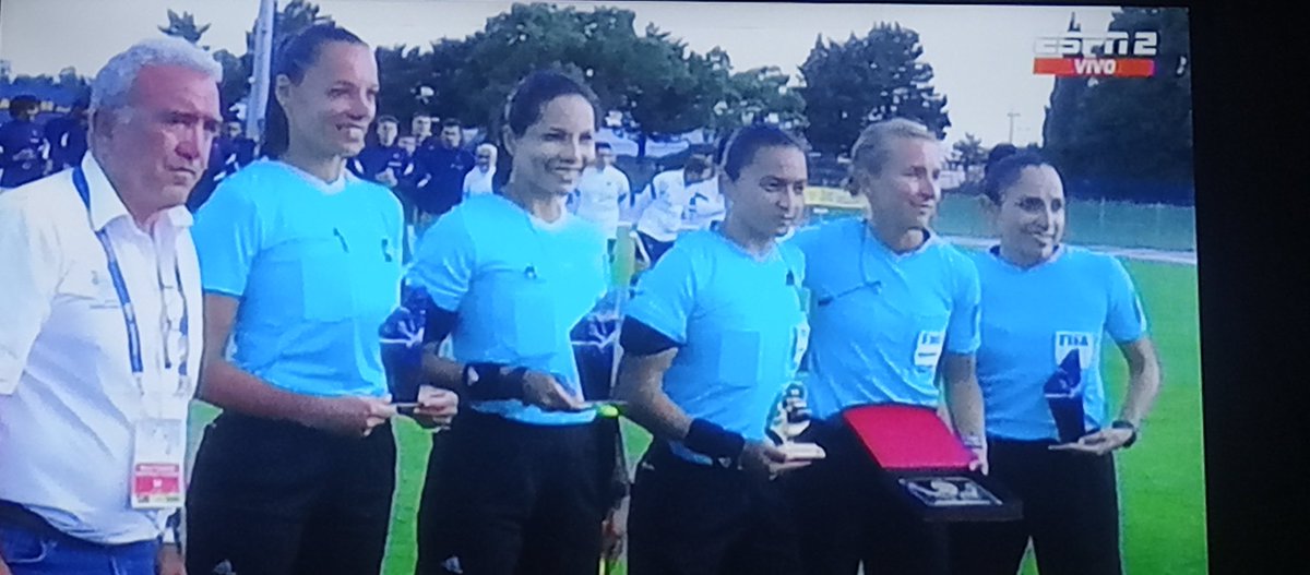 cartayasantiago's tweet photo. Edina Alves, la señerira que se lleva el título de campeona como "la Peor Árbitro" del #TMR2022 ⚽🏆

¡Vergüenza debería tener! ¿Tendrá?
#MauriceRevello https://t.co/Zh45ffKfLL