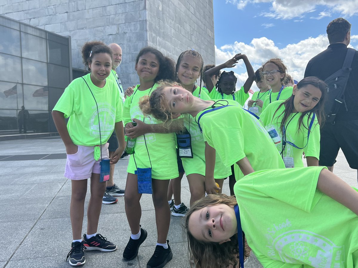 A beautiful Sunday in Washington DC! Love these students and staff! 💚 <a href="/FriendsofORS/">Friends of ORS</a> <a href="/WBrookPTO/">Willow Brook Elementary PTO</a> <a href="/ORSchools/">Oak Ridge Schools</a> <a href="/grimacg/">Gary Grimac</a>