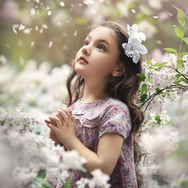 Marafe_Alyasmen's tweet photo. " يترك الانسان جزءاً منه ثمناً لكل تجربة، لذا يحنّ حين ينظر إلى صور الطفولة، حين كان كاملاً.."

#مرافئ_الياسمين https://t.co/zrzVDtiP6Y