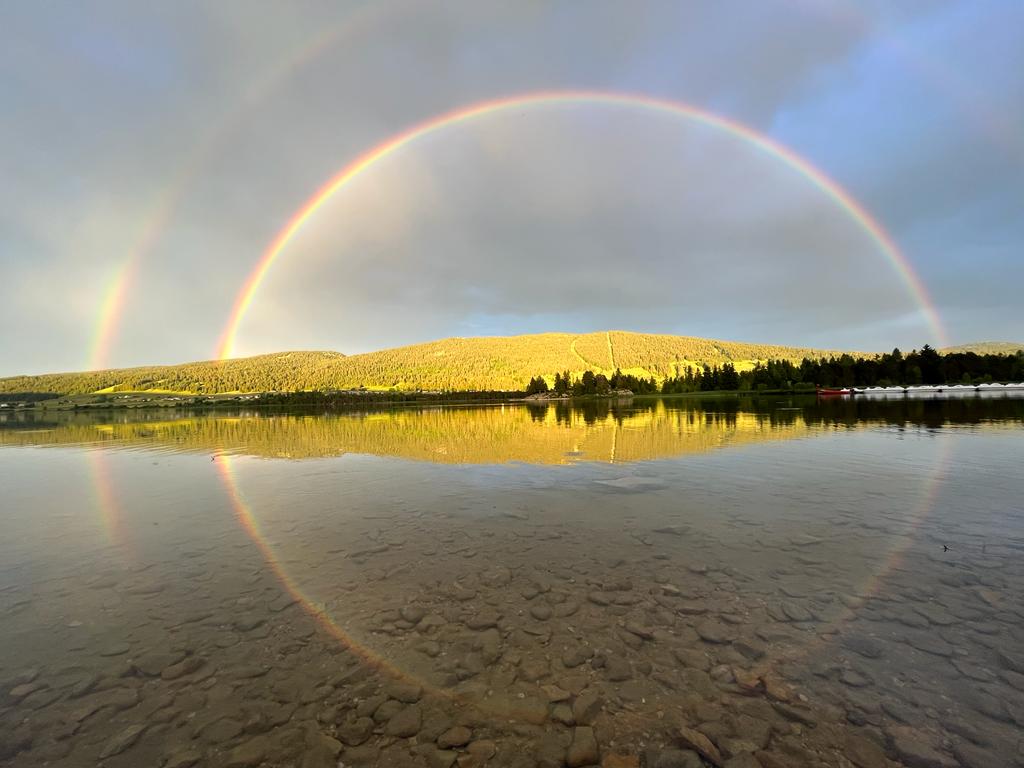 Delquigniesm's tweet photo. Double arc en ciel, reflété dans le lac, ce soir aux Rousses, Jura.@ChloeNabedian @Meteovilles @franceinfo #lesrousses #jura @infoclimat_ https://t.co/vjz7beoRM8