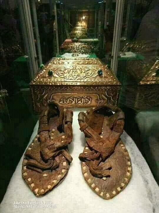 Jr_deedat's tweet photo. You can't skip without retweeting this beautiful shoe and turban of our beloved Prophet Muhammad (SAW). https://t.co/hRV01IrLpj