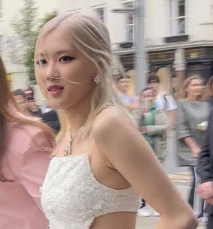 hourly rosé tweet media