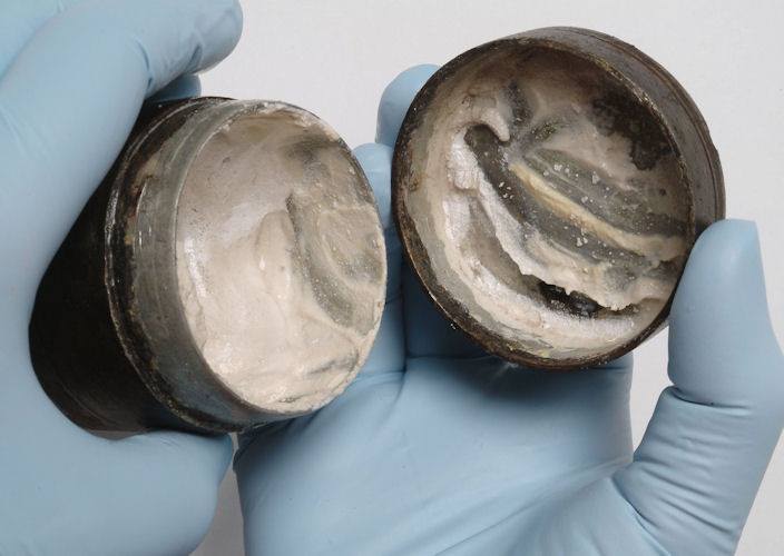 ATOMEE__'s tweet photo. Cette crème pour le visage romaine, vieille de 2000 ans, a été découverte dans un temple romain, situé à Southwark.

Elle est composée de graisse animale, d'amidon et d'étain.  

On peut encore y voir des traces de doigts. 🤯 https://t.co/3zg3YeDHr1
