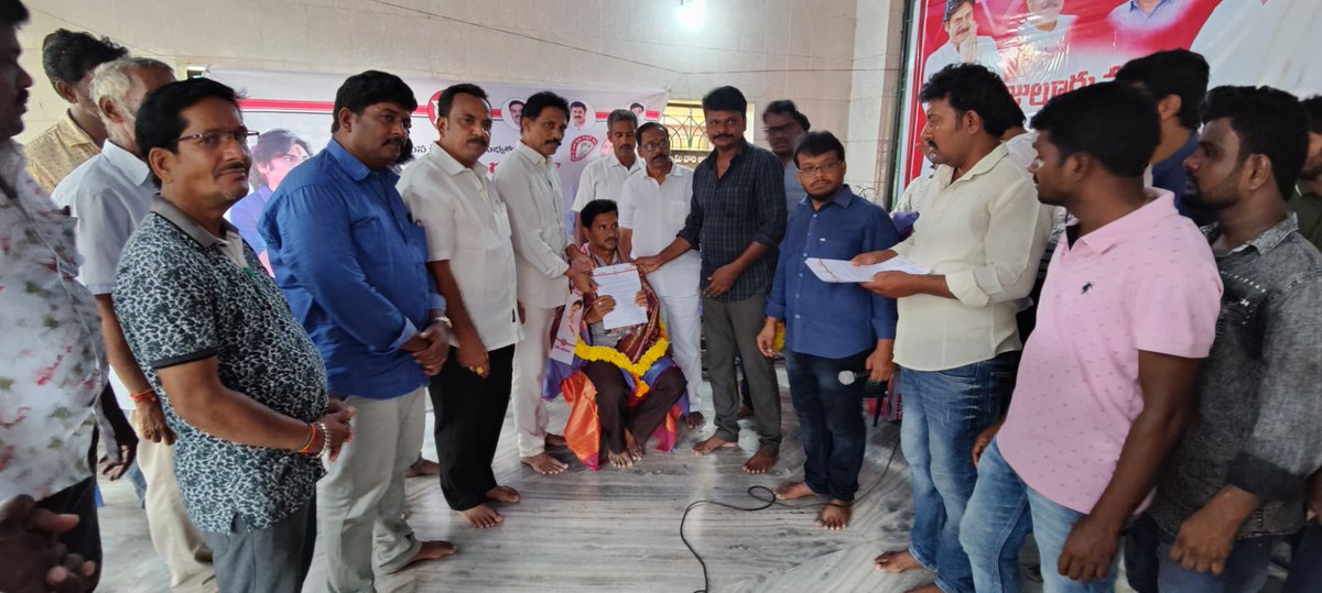 JanaSenaParty's tweet photo. జనసేన పార్టీ అధినేత శ్రీ @PawanKalyan గారి ఆదేశాల మేరకు రామచంద్రపురం  నియోజకవర్గంలో పార్టీ క్రియాశీలక సభ్యత్వం నమోదు చేసుకున్న జనసైనికులకు, వీర మహిళలకు ప్రమాద భీమా ధృవీకరణ పత్రంతో కూడిన, సభ్యత్వ కిట్స్ అందజేసిన @JanaSenaParty నాయకులు.

 #JSP_ActiveMembershipKits https://t.co/YBpb6H35tm