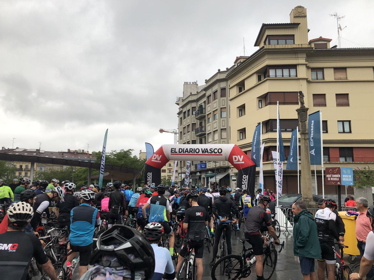 📸 Imagen de la salida hoy de la <a href="/MarchaGarate/">XII MARCHA JUANMA GARATE</a>. Además de sus impulsores <a href="/GarateJuanma/">Juanma Garate</a> y el <a href="/ccirunes/">Irungo T.E.</a>, su presidenta Edurne Izagirre, el delegado <a href="/BOolazabal/">Borja Olazabal</a>, <a href="/hzubeldia/">Haimar Zubeldia</a>, <a href="/mikelastarloza/">Mikel Astarloza</a>, <a href="/Inigo_Lavado/">Iñigo Lavado</a>… 

🚲 Eskerrik asko, antolakuntza eta parte-hartzaile guztioi. Aupa zuek!! 💪