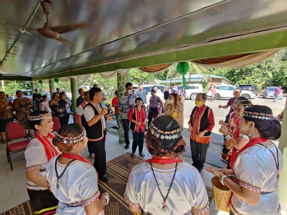simkuihian's tweet photo. #Gawai visit to YB Billy Sujang and Pol Sec Niponi Undek in N1 Opar (one end to another, 2 hrs by road).
#Slamat Anu Gawai
Tara Tara Tara #OooooHA
Skhπ https://t.co/k6S8VSwb9k