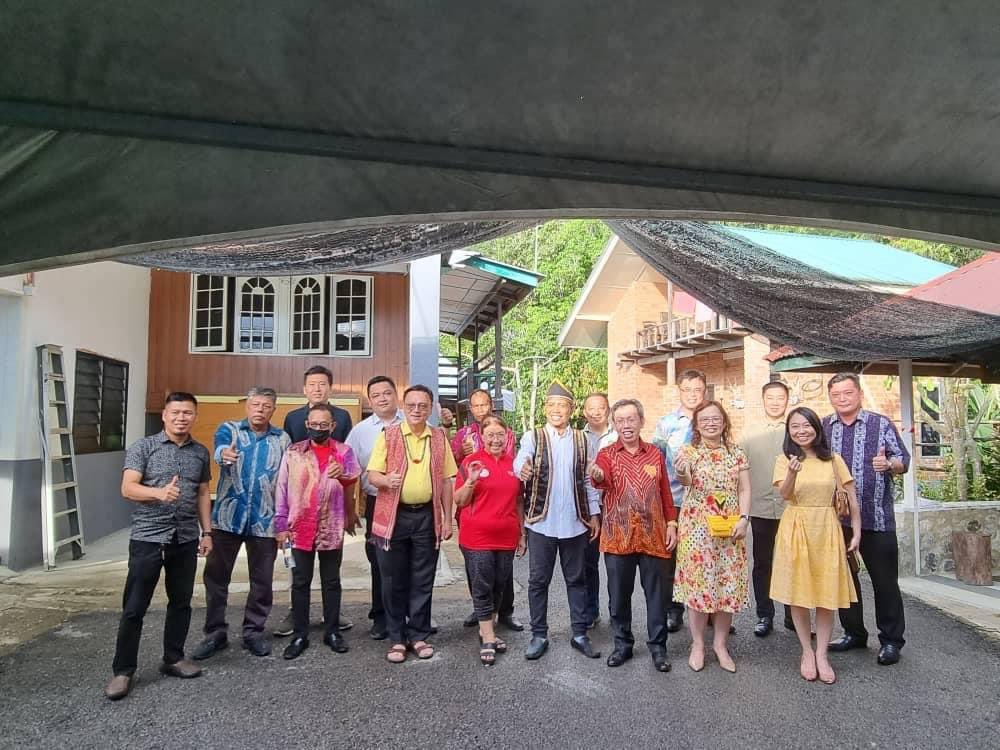 simkuihian's tweet photo. #Gawai visit to YB Billy Sujang and Pol Sec Niponi Undek in N1 Opar (one end to another, 2 hrs by road).
#Slamat Anu Gawai
Tara Tara Tara #OooooHA
Skhπ https://t.co/k6S8VSwb9k