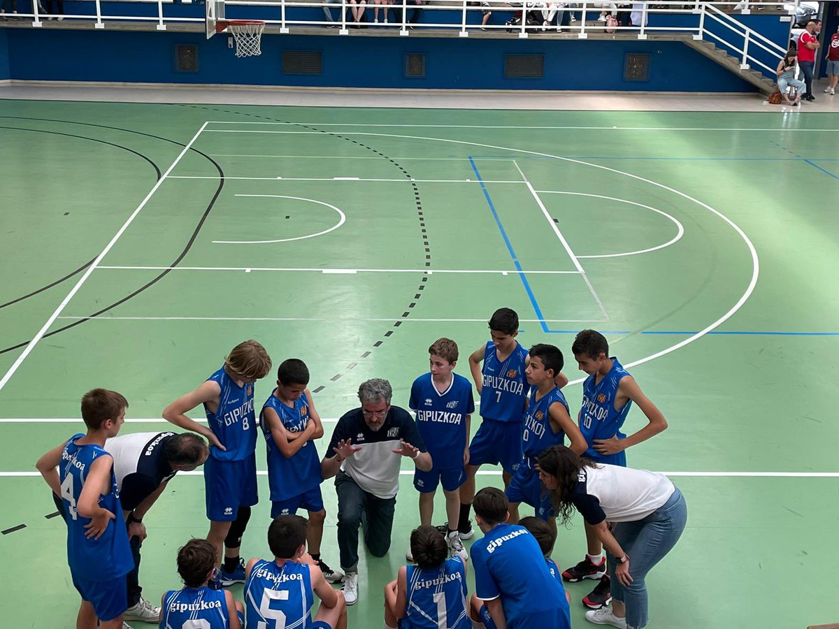 fgbaloncesto's tweet photo. #EUSKNAF21 #miniGasteiz #Mutilak
🏆 Finala
@Basketaraba 8️⃣4️⃣
@fgbaloncesto 7️⃣7️⃣
👏🏽👏🏽👏🏽 equipo. Muy orgullosos de vuestro torneo🥈
#SaskiGipuzkoa🏀 https://t.co/fXlewDst5V