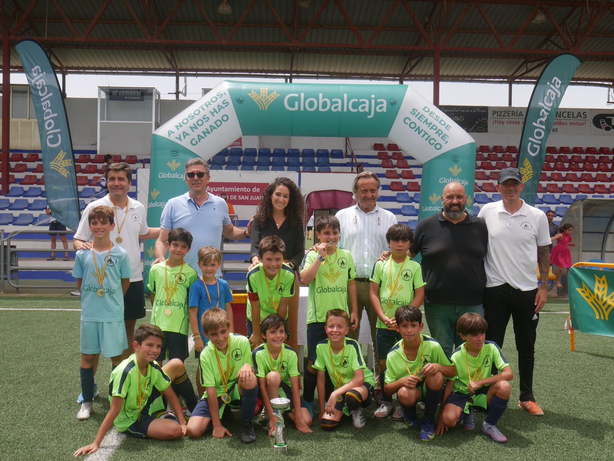 FFCM_es's tweet photo. 🏆 FINAL LIGA GLOBALCAJA BENJAMÍN |

🥇EL COLEGIO SANTO TOMÁS DE CIUDAD REAL, CAMPEÓN DE LA LIGA @SomosGlobalcaja 2021/22

¡Enhorabuena campeones y gracias por la participación de todos los equipos!🙌🏻👏🏻

🖥 https://t.co/HxpFguvFyE
📲 #appFFCM 

#somosCLM #fútbolCLM https://t.co/z9rpPxBRHc