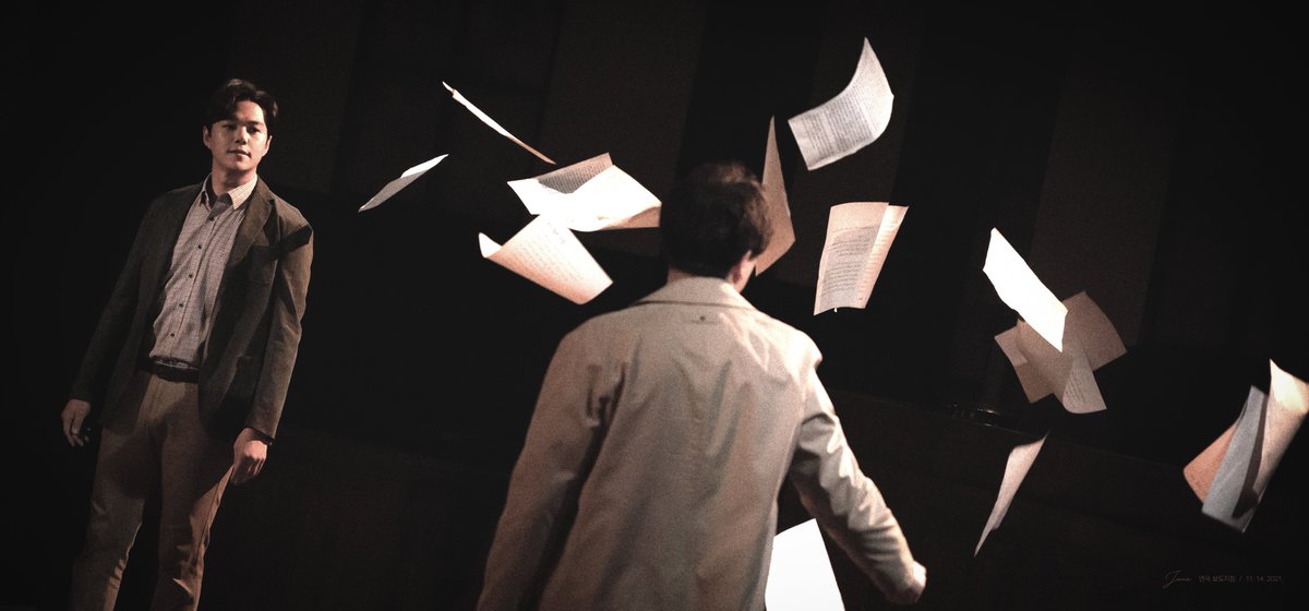 _Jane_pic's tweet image. 연극 &amp;lt; 보도지침 &amp;gt;_ 211114②
주혁 役 #임병근 배우님
정배 役 #박유덕 배우님

우리는 오늘 이 자리에서
권력이 언론에게 보내는 공공연한 비밀 지시문인
이른바 '보도지침'의 구체적 자료를
월간 독백의 특집호로 공개한다.