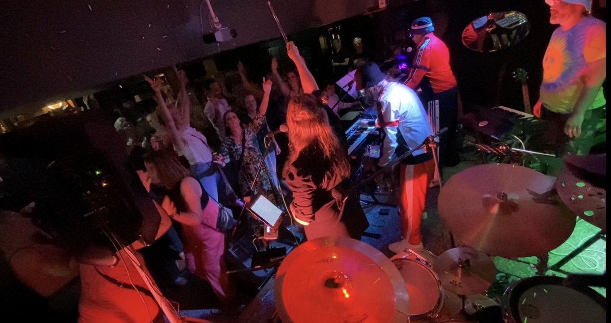 OSAnthems's tweet photo. Last night at @oldkingsarmspub was sensational! 

We honestly think that was the most lyrics and audience have ever known / sung along to - it felt like 100 people sang pretty much the whole gig! 

Thank you all for coming out 🎉
#oldskoolanthems https://t.co/IfPt91i5vE