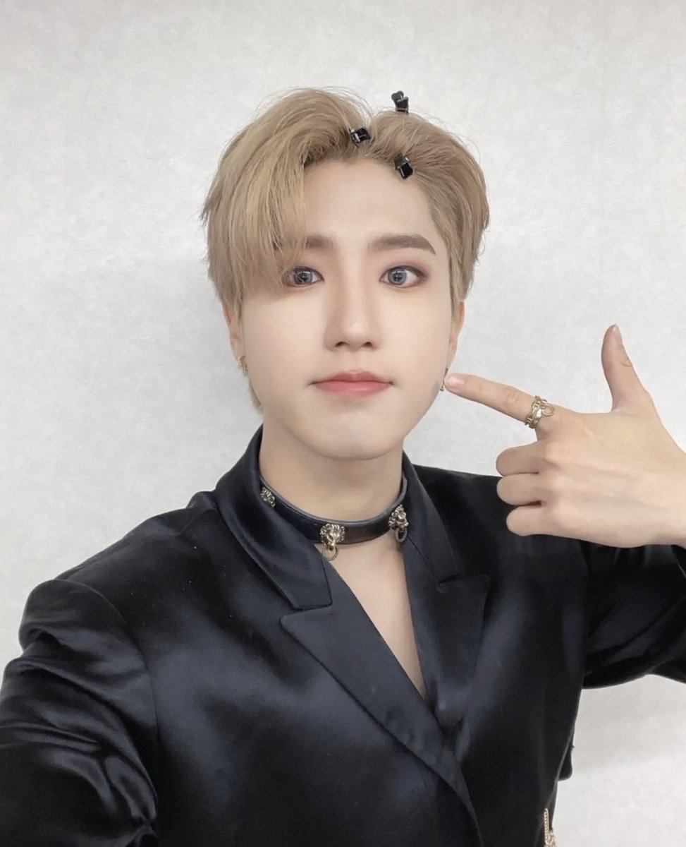 lstray_kids's tweet photo. просто хочу за него замуж, я что много прошу? https://t.co/3RZAICrOBK