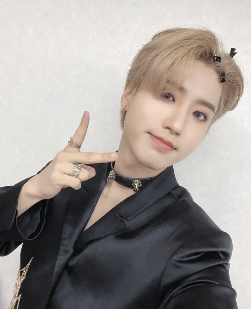 lstray_kids's tweet photo. просто хочу за него замуж, я что много прошу? https://t.co/3RZAICrOBK