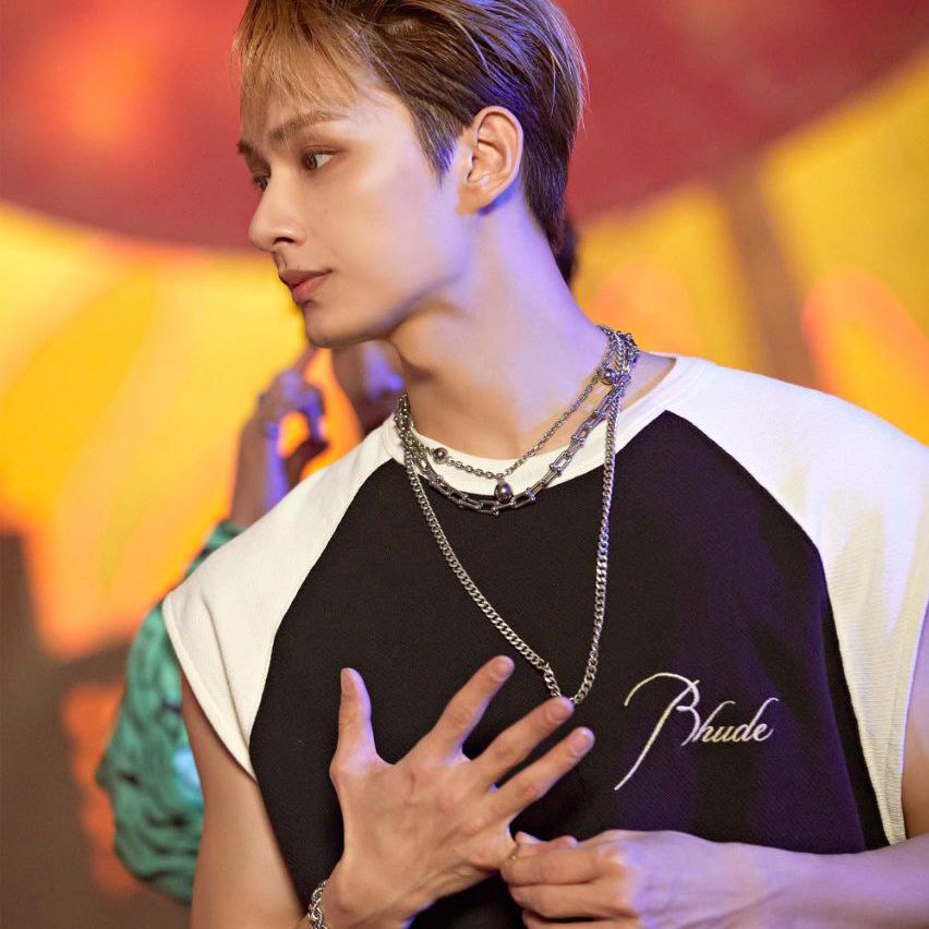 junscum's tweet photo. he's taking off his jewelry so he can fist you just right https://t.co/nLUyODbgID