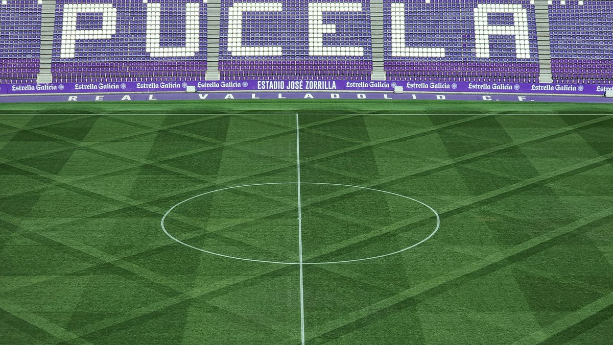 Una vez cumplido el objetivo deportivo, el #equipomantenimientorv a modo de celebración y despedida definitiva del césped sobre el trabajamos las últimas 3 temporadas, hemos querido divertirnos retándonos a realizar un diseño de siega diferente:
#groundsmenpucela #somosdeprimera