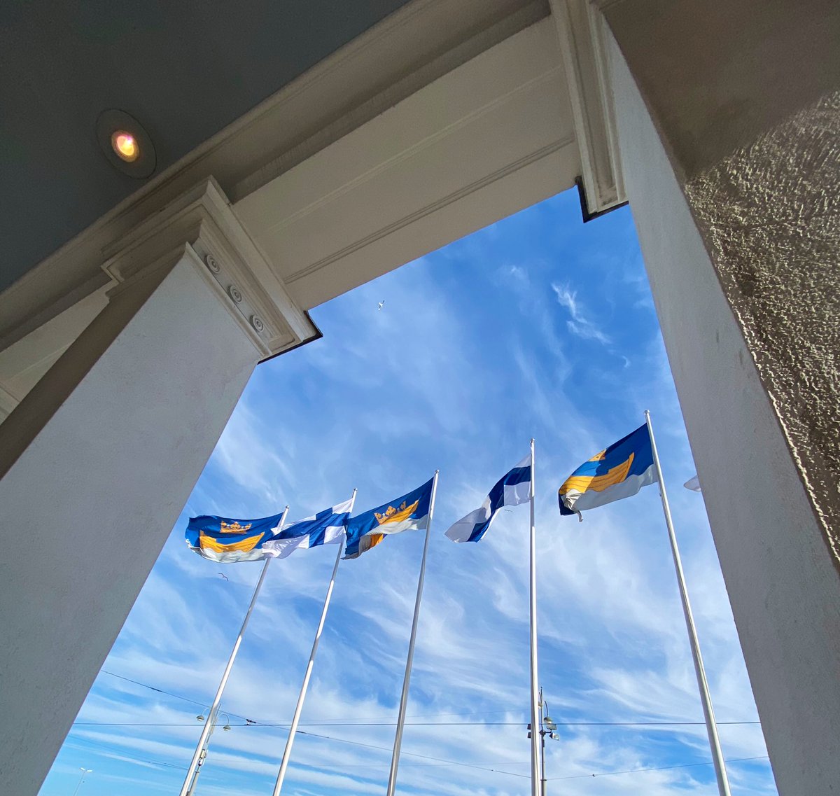 hennanih's tweet photo. Terveisiä #Helsinki-päivän juhlasta Helsingin kaupungintalolta❣️🎈Helsinki on hieno paikka asua, tehdä työtä, elää ja rakastaa! 💛
#MunStadi #MyHelsinki @helsinki https://t.co/yum3gsdBnE